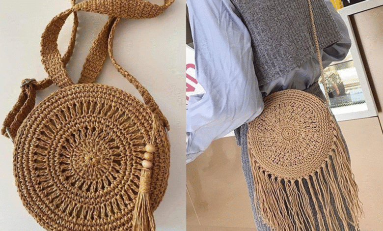 Duas bolsas de crochê estilo boho em formato redondo, com franjas e alça longa artesanal