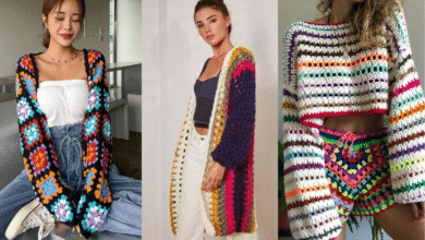 Três modelos usando peças de crochê coloridas, incluindo cardigan, blusa cropped e conjunto de shorts com blusa
