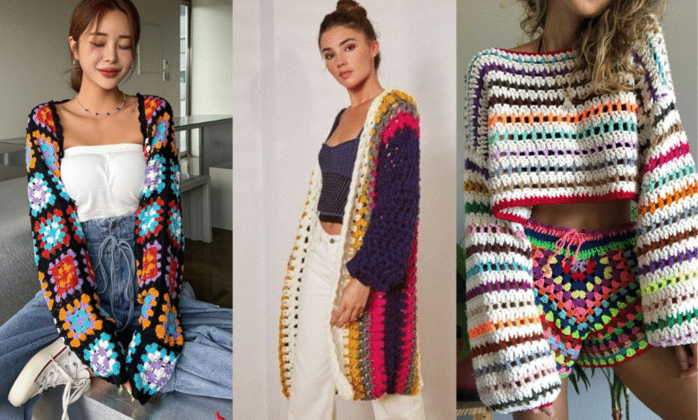 TrĂȘs modelos usando peças de crochĂȘ coloridas, incluindo cardigan, blusa cropped e conjunto de shorts com blusa