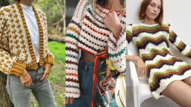 Três looks femininos com peças de crochê: casaco, blusa cropped e vestido, ideais para o outono/inverno 2025