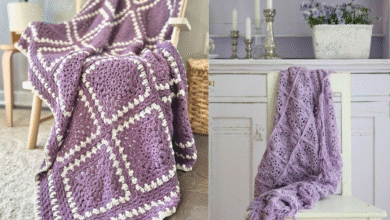 Duas mantas de crochê lavanda com padrões geométricos e detalhes delicados