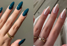 Unhas redondas decoradas com esmalte azul petróleo e acabamento perolado em tom claro