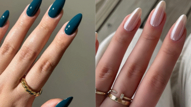 Unhas redondas decoradas com esmalte azul petróleo e acabamento perolado em tom claro