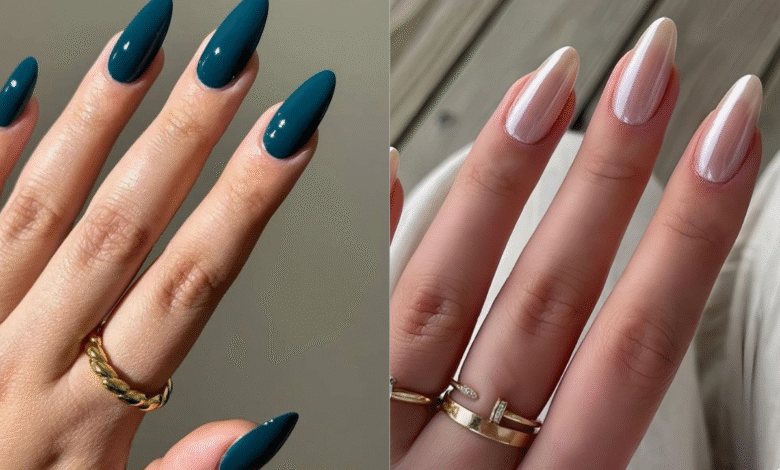 Unhas redondas decoradas com esmalte azul petróleo e acabamento perolado em tom claro