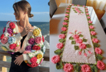 Peça de crochê com flores coloridas, exibindo um estilo moderno e artesanal, perfeito para decorações e moda.