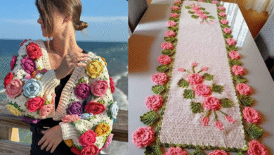 Peça de crochê com flores coloridas, exibindo um estilo moderno e artesanal, perfeito para decorações e moda.