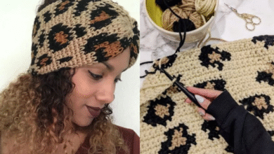 Faixa de crochê com estampa animal print usada no cabelo e detalhe do processo artesanal