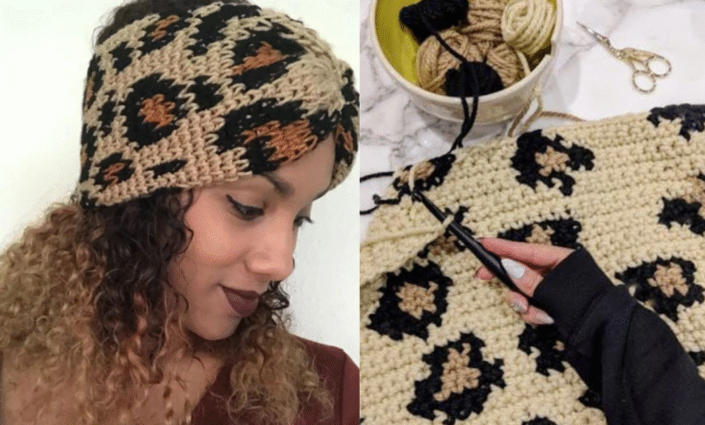 Faixa de crochĂȘ com estampa animal print usada no cabelo e detalhe do processo artesanal