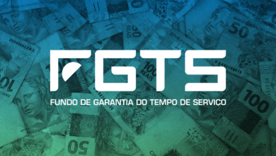 Imagem ilustrativa com o logotipo do FGTS sobre fundo de cédulas de dinheiro brasileiro