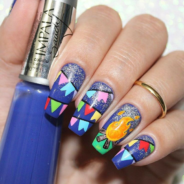 Unhas decoradas de Festa Junina com fogueira e bandeirinhas coloridas, mostrando a criatividade para arrasar no São João.