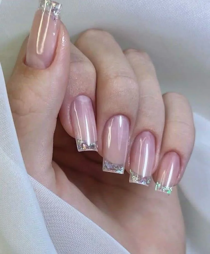 Unhas com efeito Glass Nails, mostrando a aplicação de acabamento de vidro nas pontas para um visual moderno e sofisticado.
