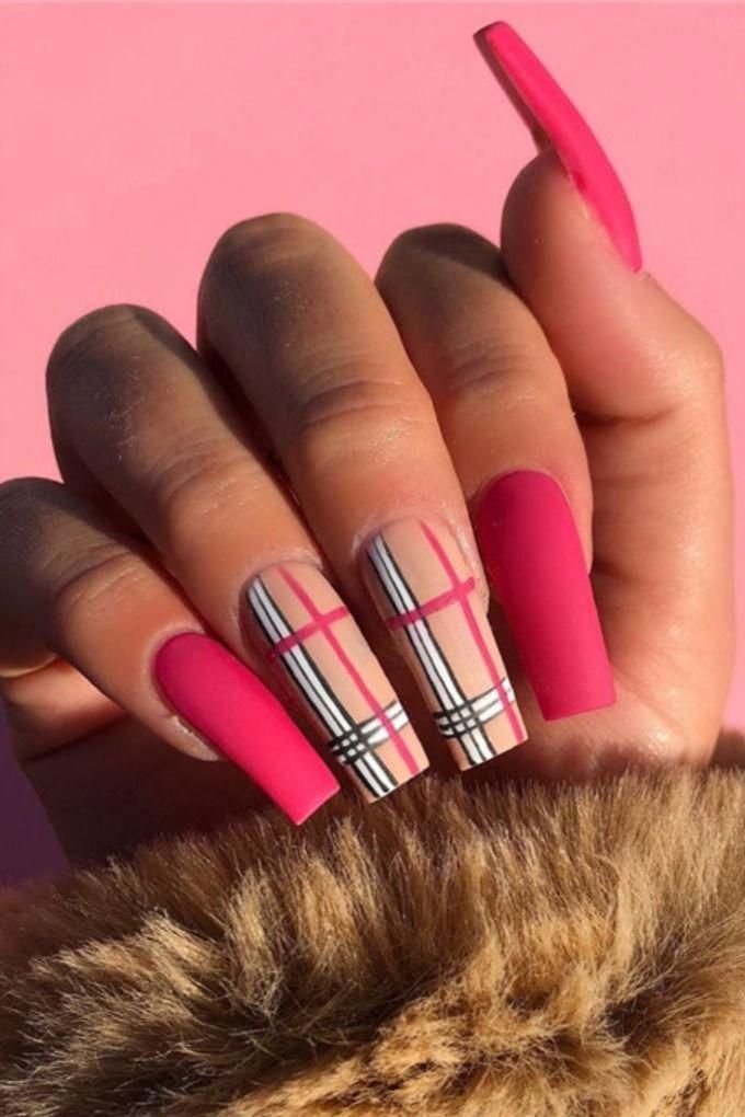 Unhas decoradas com esmalte rosa e estampa xadrez delicada