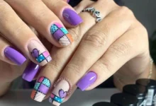 Unhas juninas com estampa patchwork colorida e esmaltes Anita, perfeita para o São João, com design vibrante em tons de roxo, rosa, azul e laranja.