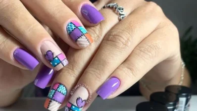 Unhas juninas com estampa patchwork colorida e esmaltes Anita, perfeita para o São João, com design vibrante em tons de roxo, rosa, azul e laranja.