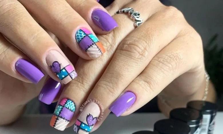 Unhas juninas com estampa patchwork colorida e esmaltes Anita, perfeita para o São João, com design vibrante em tons de roxo, rosa, azul e laranja.