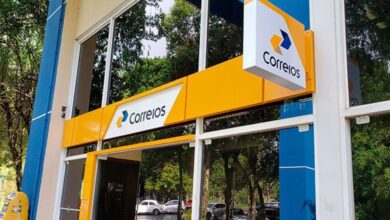 Fachada da agência dos Correios, com o logo visível, refletindo a modernização nos serviços postais.