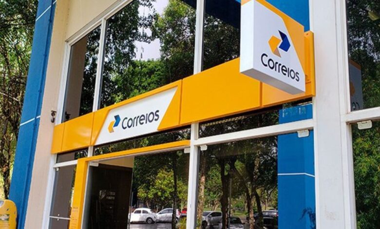 Fachada da agência dos Correios, com o logo visÃvel, refletindo a modernização nos serviços postais.