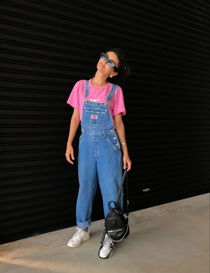 Macacão jeans feminino, estilo moderno e despojado, ideal para festas juninas.
