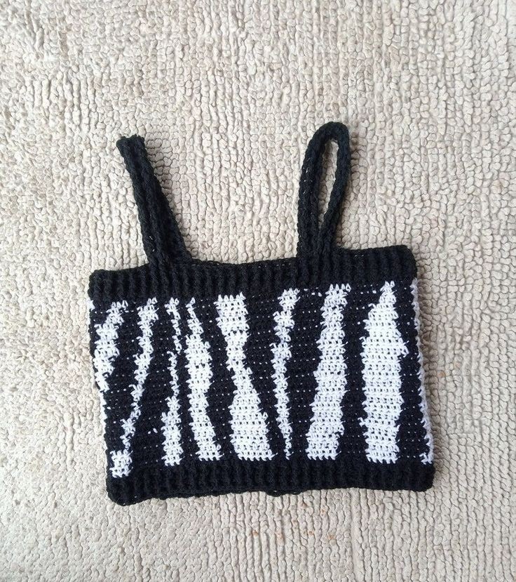 Blusa de crochê com estampa de zebra em preto e branco, com alças finas.