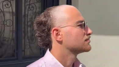 Homem com corte de cabelo estilo meio calvo, tendência de corte masculino para 2025