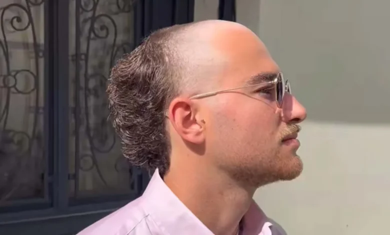 Homem com corte de cabelo estilo meio calvo, tendĂȘncia de corte masculino para 2025