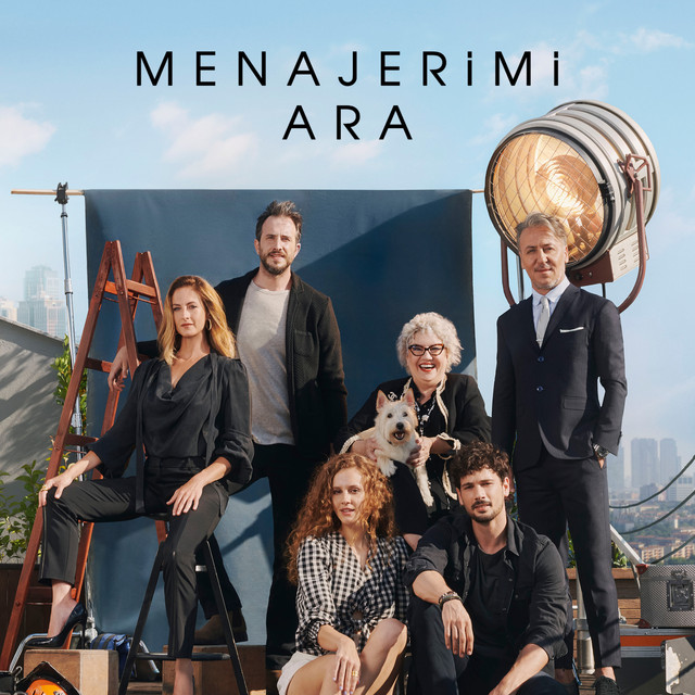 Grupo de atores da novela turca Menajerimi Ara em estúdio, com cenário urbano ao fundo.
