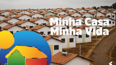 Vista aérea de várias casas do programa Minha Casa, Minha Vida, com telhados vermelhos e fachadas coloridas.