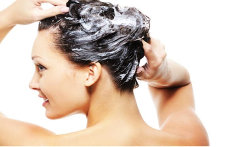 Corte seco ou com lavagem? Qual técnica valoriza mais seu tipo de cabelo?