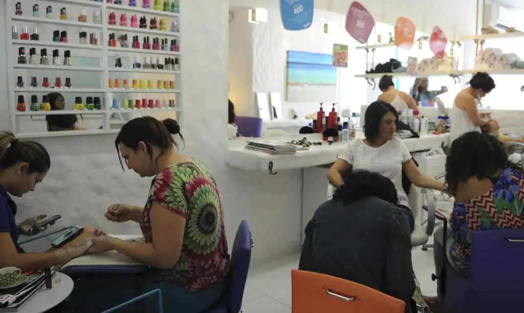 Pintou alergia? Descubra os mitos e verdades sobre esmaltes que podem estar irritando suas unhas e sua pele