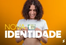 Pessoa segurando a nova Carteira de Identidade com sorriso, destacando a modernização do documento