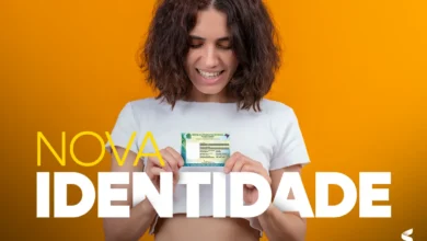 Pessoa segurando a nova Carteira de Identidade com sorriso, destacando a modernização do documento