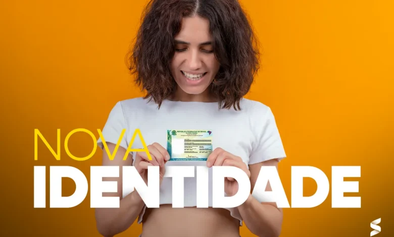 Pessoa segurando a nova Carteira de Identidade com sorriso, destacando a modernização do documento
