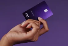 Cartão de crédito Nubank Ultravioleta em mãos com fundo roxo, representando a exclusividade e inovação do produto.