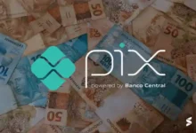 Logotipo do Pix Automático sobre notas de 50 e 100 reais, simbolizando a inovação no sistema de pagamentos.