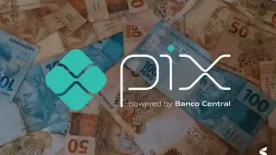 Logotipo do Pix Automático sobre notas de 50 e 100 reais, simbolizando a inovação no sistema de pagamentos.