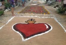 apete artístico religioso com coração flamejante e cruz durante celebração de Corpus Christi.