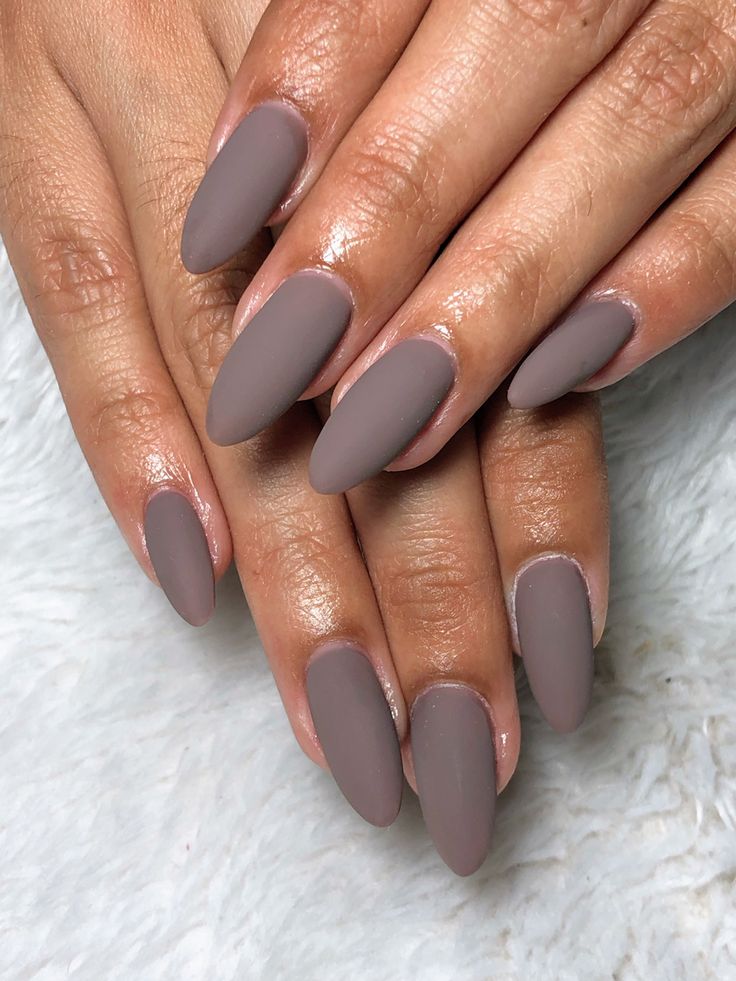 Unhas redondas com esmalte fosco em ton nude acinzentado
