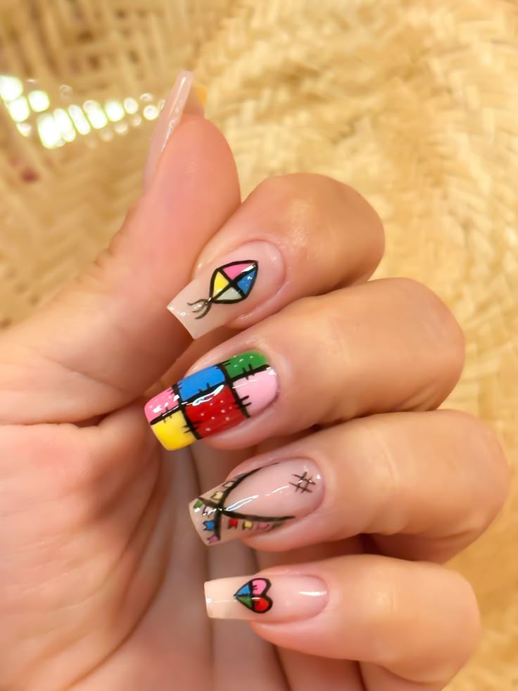  Unhas de festa junina com balões coloridos e detalhes de retalhos para arrasar no São João.