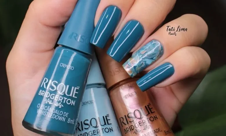 Unhas glamourosas e ousadas com esmaltes Risqué Bridgerton, perfeitas para o fim de semana.