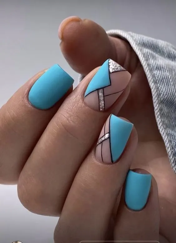 Unhas 3D geométricas com formas abstratas e detalhes metálicos.