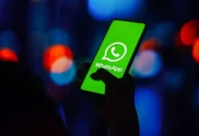 Ícone do WhatsApp em um smartphone com fundo verde, mostrando o aplicativo de mensagens.