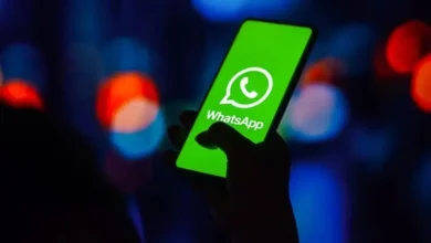 Ícone do WhatsApp em um smartphone com fundo verde, mostrando o aplicativo de mensagens.