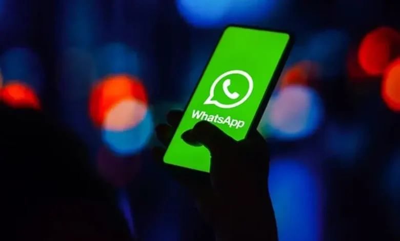 Ícone do WhatsApp em um smartphone com fundo verde, mostrando o aplicativo de mensagens.