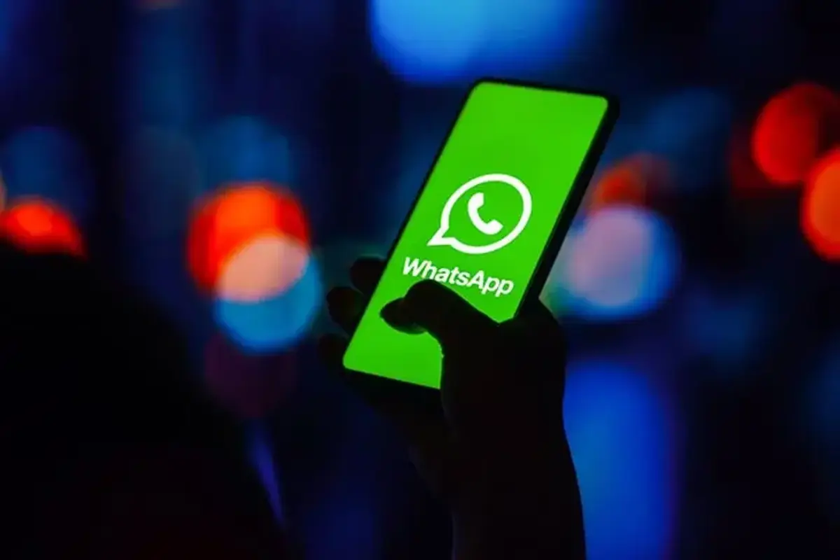 Ícone do WhatsApp em um smartphone com fundo verde, mostrando o aplicativo de mensagens.