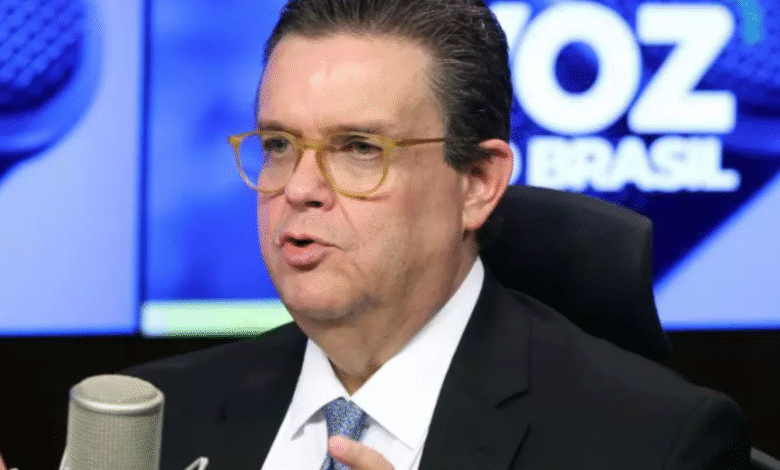 Ministro Wolney Queiroz discute descontos indevidos do INSS em entrevista.