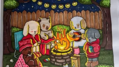 Animais com roupas de inverno em volta da fogueira, assando marshmallows em uma noite estrelada.