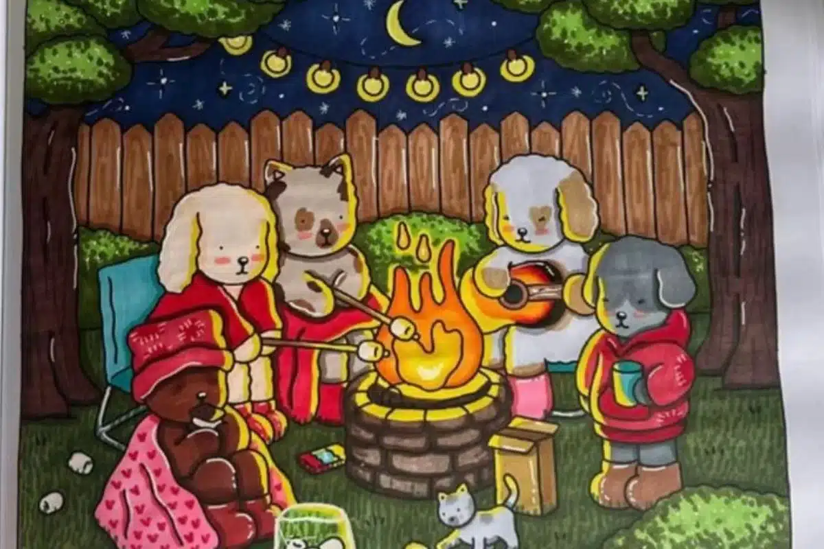 Animais com roupas de inverno em volta da fogueira, assando marshmallows em uma noite estrelada.