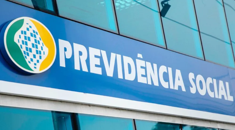 Fachada do prédio da Previdência Social com destaque para a logo e nome da instituição.