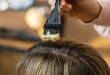 Aplicação de coloração castanho mel em cabelo castanho claro