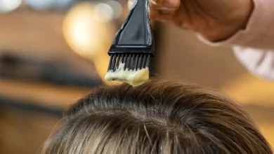 Aplicação de coloração castanho mel em cabelo castanho claro
